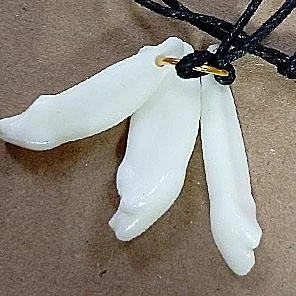 ПОДВЕСКА ТРИЛИСТНИК (из зубов волка)