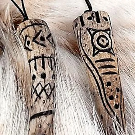 ПОДВЕСКА РЕЗНАЯ (кончик рога марала)